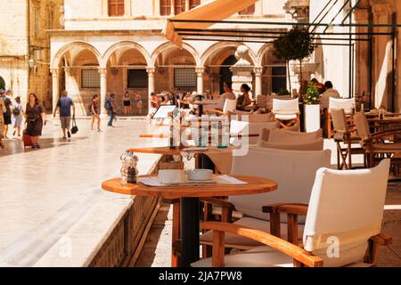 Table sur la terrasse d'été d'un restaurant confortable. Patio dans la ville en été ensoleillé. Été en Croatie, Dubrovnik. Banque D'Images