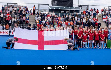 L'Angleterre pendant l'hymne national avant le match de la FIH Hockey Pro League à Lee Valley, Londres. Date de la photo: Samedi 28 mai 2022. Banque D'Images