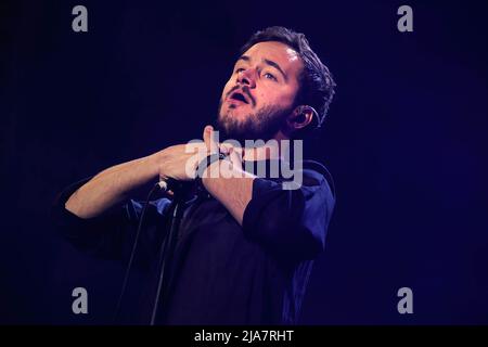 Tom Smith (Thomas Michael Henry Smith) joue en direct avec ses rédacteurs de groupe à la Piazza San Giovanni à Rome. Banque D'Images