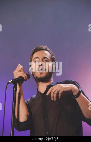 Tom Smith (Thomas Michael Henry Smith) joue en direct avec ses rédacteurs de groupe à la Piazza San Giovanni à Rome. Banque D'Images
