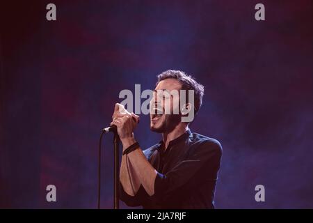 Tom Smith (Thomas Michael Henry Smith) joue en direct avec ses rédacteurs de groupe à la Piazza San Giovanni à Rome. Banque D'Images