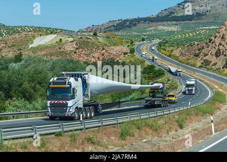 Convoi de camions transportant des pales d'éoliennes. Banque D'Images