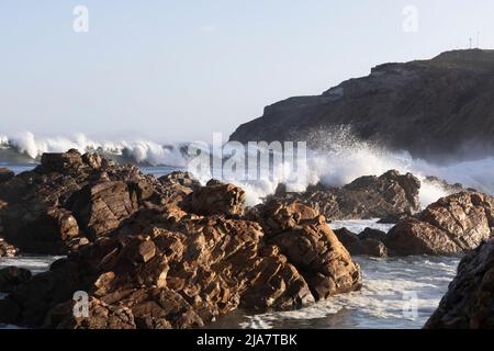 Les vagues se brisent sur les rochers de Mossel Bay sur la Garden route de l'Afrique du Sud Banque D'Images