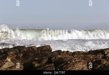 Les vagues se brisent sur les rochers de Mossel Bay sur la Garden route de l'Afrique du Sud Banque D'Images