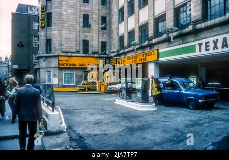 1976 image archive du parking de Brewer Street NCP Piccadilly Circus à Soho, Londres. Avec garage Texaco devant. Banque D'Images
