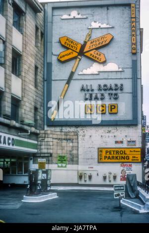 1976 image d'archive du panneau au parking NCP Piccadilly Circus à Brewer Street, Soho, Londres. Banque D'Images