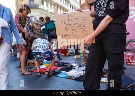 Action extinction rébellion contre le géant chinois de l'habillement Shein qui a ouvert son magasin éphémère au coeur de Toulouse pendant 3 jours. Un écriteau, ici vêtements gratuits 0€. Toulouse, France, le 28 mai 2022. Photo de Patricia Huchot-Boissier/ABACAPRESS.COM Banque D'Images