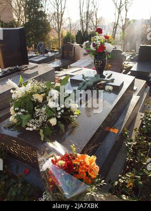 Soleil sur le tombeau d'Edith Piaf au cimetière du Père Lachaise, le plus grand cimetière de la ville de Paris Banque D'Images