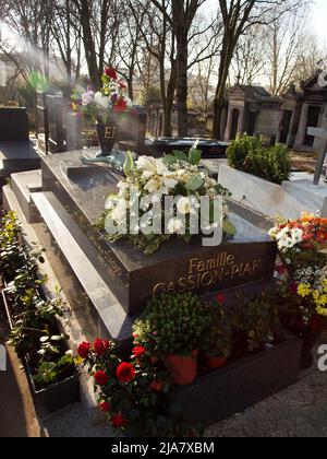 Soleil sur le tombeau d'Edith Piaf au cimetière du Père Lachaise, le plus grand cimetière de la ville de Paris Banque D'Images