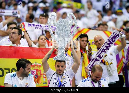 Un fan du Real Madrid remporte un trophée de carton avant la finale de la Ligue des champions de l'UEFA au Stade de France, à Paris. Date de la photo: Samedi 28 mai 2022. Banque D'Images