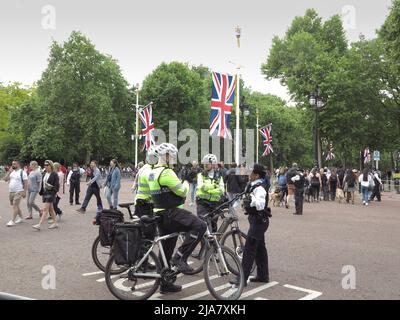 Westminster, Royaume-Uni. 28th mai 2022. La police met se prépare pour les célébrations du Jubilé de platine de la Reine la semaine prochaine (2 juin ndto 5th 2022) au coeur de Londres. Crédit : Motofoto/Alay Live News Banque D'Images