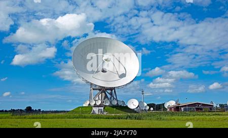 Grands récepteurs de paraboles pour la communication par satellite à Burum aux pays-Bas Banque D'Images