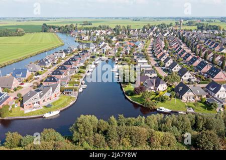 Aérien d'un village hollandais typique avec des canaux litte à Nes en Frise, aux pays-Bas Banque D'Images