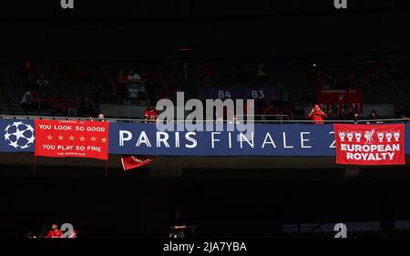 Paris, France, le 28th mai 2022. Vue générale à l'intérieur du stade montrant les drapeaux accrochés par les fans de Liverpool avant le match de la Ligue des champions de l'UEFA au Stade de France, Paris. Le crédit photo devrait se lire: David Klein / Sportimage crédit: Sportimage / Alay Live News Banque D'Images