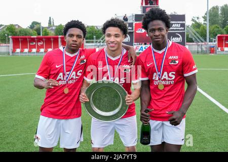 WIJDEWORMER, PAYS-BAS - MAI 28 : Jayen Gerold d'AZ Alkmaar, RO-Zangelo Daal d'AZ Alkmaar, Enoch Mastoras d'AZ Alkmaar lors du match final du championnat U18 de la division 1 entre AZ Alkmaar U18 et PSV U18 au complexe AFAS TrainingsComplex le 28 mai 2022 à Wijdewormer, pays-Bas (photo de Patrick Goosen/Orange Pictures) Banque D'Images