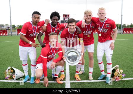 WIJDEWORMER, PAYS-BAS - MAI 28 : Myron van Brederode d'AZ Alkmaar, Jayen Gerold d'AZ Alkmaar, Wouter Goes d'AZ Alkmaar, Loek Postma d'AZ Alkmaar, Mexx Meerdink d'AZ Alkmaar, Nick Koster d'AZ Alkmaar lors du match final du championnat U18 de la division 1 entre AZ Alkmaar U18 et PSV U18 au complexe AFAS TrainingsComplex le 28 mai 2022 à Wijdewormer, pays-Bas (photo de Patrick Goosen/Orange Pictures) Banque D'Images