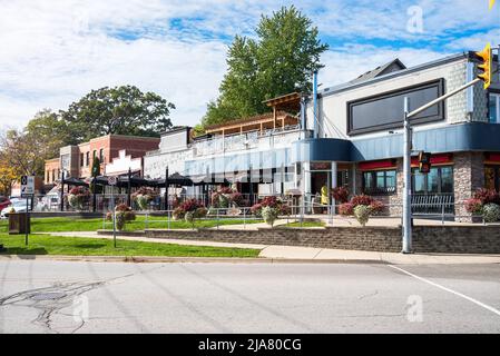 Architecture traditionnelle et restaurants avec des tables en plein air dans un centre-ville lors d'une journée d'automne ensoleillée Banque D'Images