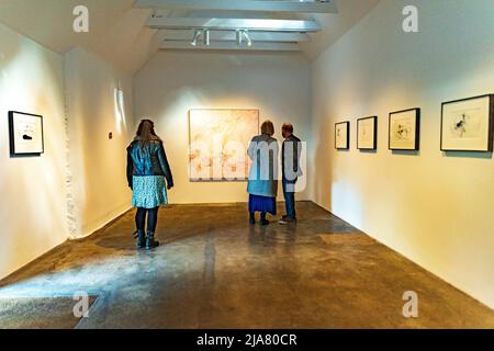 Édimbourg, Écosse. Samedi 28 mai 2022. Visiteurs au jour de l’ouverture de l’exposition de Tracey Emin «Je suis ici pour vous» à Jupiter Artland. Initialement prévue pour 2020 et retardée par la pandémie de Covid-19 et le diagnostic de cancer d'Emin, l'exposition est la première exposition écossaise de Tracey Emin depuis 2008 et est ouverte du 28 mai au 2 octobre 2022. Banque D'Images