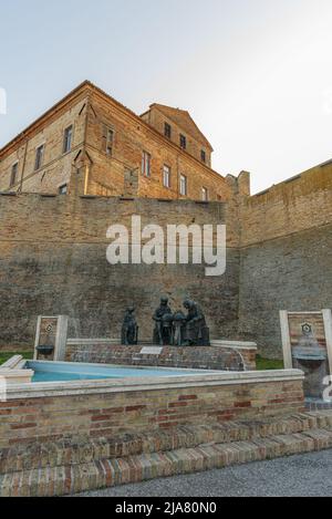 C'est un monument en bronze, créé en 1983. Il est placé à l'entrée de la ville pour témoigner de la grande importance que la dentelle de bobin a à Offida. Banque D'Images