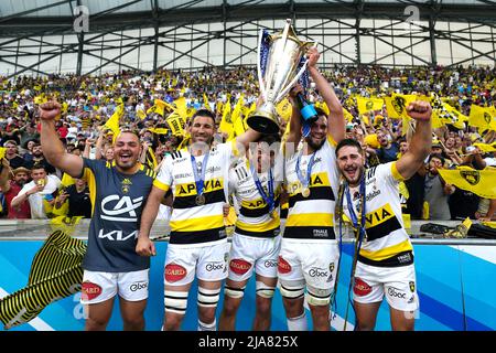 Les joueurs de la Rochelle célèbrent avec le trophée avec leurs fans après la finale de la coupe des champions Heineken au Stade vélodrome de Marseille. Date de la photo: Samedi 28 mai 2022. Banque D'Images