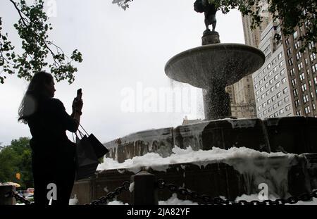 28 mai 2022, New York, Etats-Unis: (NOUVEAU) la fontaine libère de la mousse après une courte forte pluie à Manhattan. 28 mai 2022, New York, États-Unis: Après une courte pluie lourde dans l'après-midi de New York, une fontaine située sur Grand Army Plaza, En plein milieu de l'Apple Store et de l'hôtel Plaza sur la cinquième avenue a commencé à émettre de la mousse blanche qui a attiré l'attention des personnes qui ont utilisé l'occasion de prendre des photos, selfies et même joué avec elle. ‚ â„ â â â â âs une telle étrange scène du jour, premier de son genre.Credit: Niyi Fote/Thenews2 (Foto: Niyi Fote/TheNews2/Zumapress) (Credit image: © Niyi Fote/The Banque D'Images