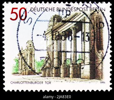 MOSCOU, RUSSIE - 14 MAI 2022: Timbre-poste imprimé en Allemagne montre la porte de Charlottenburg, les portails et les portes de la série de Berlin, vers 1986 Banque D'Images