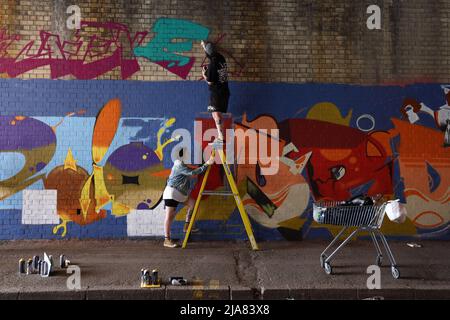 Leicester, Leicestershire, Royaume-Uni. 28th mai 2022. Un artiste en spray peint une peinture murale pendant l'événement apportez la peinture. Le Festival international d'art de rue, primé, attire des artistes du monde entier. Credit Darren Staples/Alay Live News. Banque D'Images