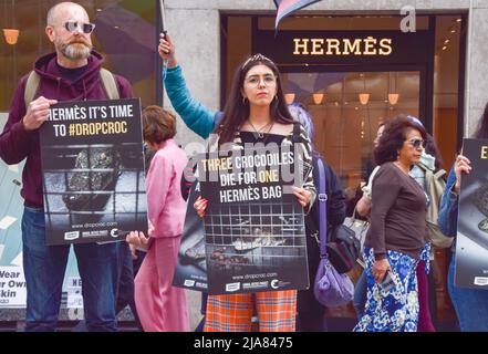 Londres, Royaume-Uni. 28th mai 2022. Des militants des droits des animaux se sont rassemblés devant le magasin Hermes de Bond Street pour protester contre l'utilisation de crocodiles et d'autres peaux d'animaux dans les produits de la marque de mode. Credit: Vuk Valcic/Alamy Live News Banque D'Images