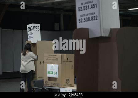 Bogota, Colombie. 28th mai 2022. Les travailleurs du registre national de la Colombie préparent le compund de la foire de Corferias pour les élections présidentielles de 2022 en Colombie qui auront lieu le 29 mai, à Bogota, en Colombie, le 28 mai 2022. Photo par: Camilo Erasso/long Visual Press crédit: Long Visual Press/Alay Live News Banque D'Images