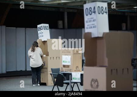 Bogota, Colombie. 28th mai 2022. Les travailleurs du registre national de la Colombie préparent le compund de la foire de Corferias pour les élections présidentielles de 2022 en Colombie qui auront lieu le 29 mai, à Bogota, en Colombie, le 28 mai 2022. Photo de: CHEPA Beltran/long Visual Press crédit: Long Visual Press/Alay Live News Banque D'Images