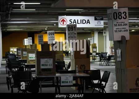 Bogota, Colombie. 28th mai 2022. Les travailleurs du registre national de la Colombie préparent le compund de la foire de Corferias pour les élections présidentielles de 2022 en Colombie qui auront lieu le 29 mai, à Bogota, en Colombie, le 28 mai 2022. Photo par: Camilo Erasso/long Visual Press crédit: Long Visual Press/Alay Live News Banque D'Images