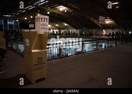 Bogota, Colombie. 28th mai 2022. Les travailleurs du registre national de la Colombie préparent le compund de la foire de Corferias pour les élections présidentielles de 2022 en Colombie qui auront lieu le 29 mai, à Bogota, en Colombie, le 28 mai 2022. Photo par: Camilo Erasso/long Visual Press crédit: Long Visual Press/Alay Live News Banque D'Images