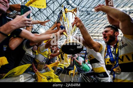 Les joueurs de la Rochelle fêtent avec leurs fans après la victoire sur Leinster lors de la finale de la coupe des champions Heineken au Stade vélodrome de Marseille. Date de la photo: Samedi 28 mai 2022. Banque D'Images