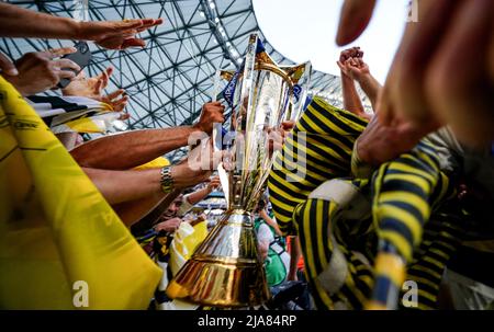 Les joueurs de la Rochelle fêtent avec leurs fans après la victoire sur Leinster lors de la finale de la coupe des champions Heineken au Stade vélodrome de Marseille. Date de la photo: Samedi 28 mai 2022. Banque D'Images