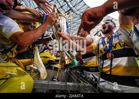 Les joueurs de la Rochelle fêtent avec leurs fans après la victoire sur Leinster lors de la finale de la coupe des champions Heineken au Stade vélodrome de Marseille. Date de la photo: Samedi 28 mai 2022. Banque D'Images