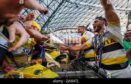 Les joueurs de la Rochelle fêtent avec leurs fans après la victoire sur Leinster lors de la finale de la coupe des champions Heineken au Stade vélodrome de Marseille. Date de la photo: Samedi 28 mai 2022. Banque D'Images