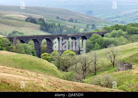 Viaduc de Dent Head transportant le chemin de fer Settle-Carlisle en traversant la tête de Dentdale dans le nord-ouest du parc national des Dales du Yorkshire, dans le Yorkshire, en Angleterre Banque D'Images