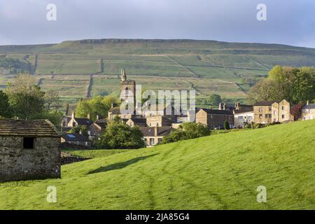 Lumière matinale au-dessus de la pittoresque ville marchande de Hawes dans le parc national de Yorkshire Dales, North Yorkshire, Angleterre, Royaume-Uni Banque D'Images