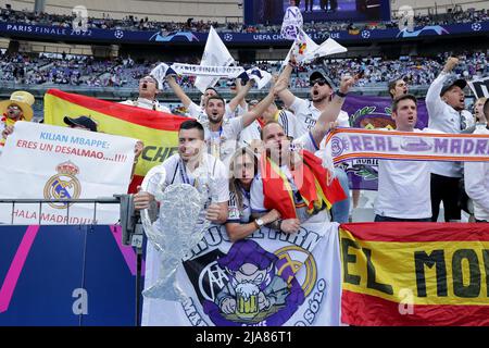 Paris, France. 28th mai 2022. Real Madrid Supporters lors du match de football final de la Ligue des Champions 2021/2022 entre Liverpool et Real Madrid au Stade de France à Saint Denis - Paris (France), le 28th mai 2022. Photo Cesare Purini/Insidefoto crédit: Insidefoto srl/Alay Live News crédit: Insidefoto srl/Alay Live News Banque D'Images