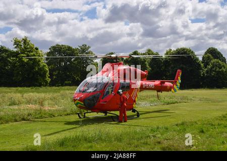 Londres, Royaume-Uni. 28th mai 2022. Hélicoptère Air Ambulance de Londres dans les jardins de Kensington. Credit: Vuk Valcic/Alamy Live News Banque D'Images