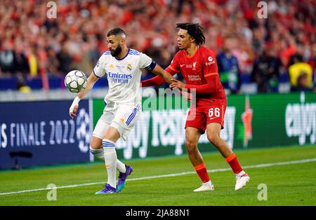 Karim Benzema, du Real Madrid, a arrêté le Trent Alexander-Arnold de Liverpool lors de la finale de la Ligue des champions de l'UEFA au Stade de France, à Paris. Date de la photo: Samedi 28 mai 2022. Banque D'Images