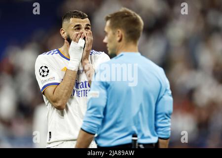 Paris, France. 28th mai 2022. PARIS - (lr) Karim Benzema du Real Madrid, arbitre Clement Turpin lors du match final de la Ligue des champions de l'UEFA entre le FC Liverpool et le Real Madrid au Stade de Franc le 28 mai 2022 à Paris, France. ANP | HAUTEUR NÉERLANDAISE | MAURICE VAN STONE crédit : ANP/Alay Live News Banque D'Images