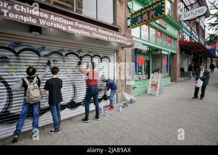 Vancouver, Canada. 28th mai 2022. Des bénévoles couvrent le graffiti sur un mur dans le quartier chinois de Vancouver, en Colombie-Britannique, au Canada, le 28 mai 2022. Credit: Liang Sen/Xinhua/Alay Live News Banque D'Images