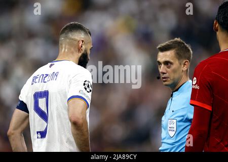 Paris, France. 28th mai 2022. PARIS - (lr) Karim Benzema du Real Madrid, arbitre Clement Turpin lors du match final de la Ligue des champions de l'UEFA entre le FC Liverpool et le Real Madrid au Stade de Franc le 28 mai 2022 à Paris, France. ANP | HAUTEUR NÉERLANDAISE | MAURICE VAN STONE crédit : ANP/Alay Live News Banque D'Images