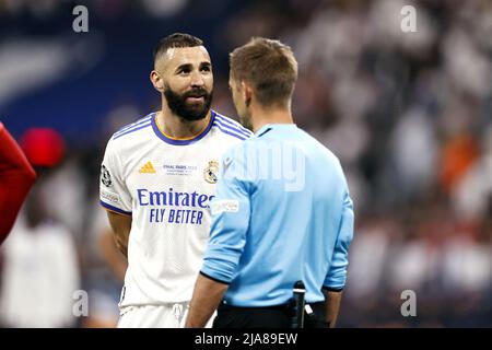 Paris, France. 28th mai 2022. PARIS - (lr) Karim Benzema du Real Madrid, arbitre Clement Turpin lors du match final de la Ligue des champions de l'UEFA entre le FC Liverpool et le Real Madrid au Stade de Franc le 28 mai 2022 à Paris, France. ANP | HAUTEUR NÉERLANDAISE | MAURICE VAN STONE crédit : ANP/Alay Live News Banque D'Images