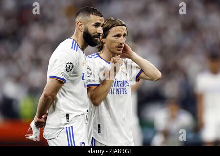 Paris, France. 28th mai 2022. PARIS - (lr) Karim Benzema du Real Madrid, Luka Modric du Real Madrid lors du match final de la Ligue des champions de l'UEFA entre le Liverpool FC et le Real Madrid au Stade de Franc le 28 mai 2022 à Paris, France. ANP | HAUTEUR NÉERLANDAISE | MAURICE VAN STONE crédit : ANP/Alay Live News Banque D'Images