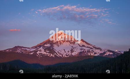 Montez Hood au coucher du soleil avec la pleine lune qui s'élève, Cascade Mountains, Oregon. Banque D'Images