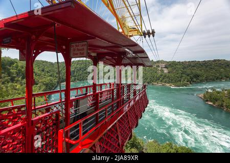 Le Whirlpool Aero car est prêt pour une promenade au-dessus du bain à remous de la rivière Niagara. Niagara Falls, Ontario, Canada Banque D'Images