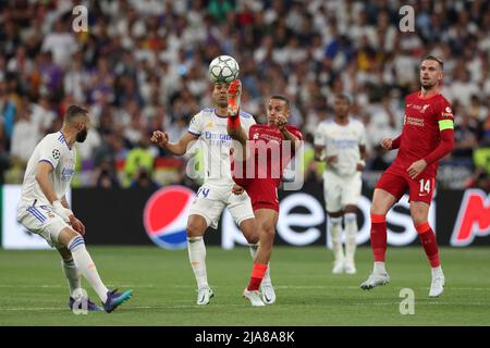 Paris, France, le 28th mai 2022. Karim Benzema du Real Madrid et Jordan Henderson du FC Liverpool Reregard sur Thiago Alcantara du FC Liverpool efface le ballon de Casemiro du Real Madrid lors du match de la Ligue des champions de l'UEFA au Stade de France, Paris. Crédit photo à lire: Jonathan Moscrop / Sportimage crédit: Sportimage / Alay Live News Banque D'Images