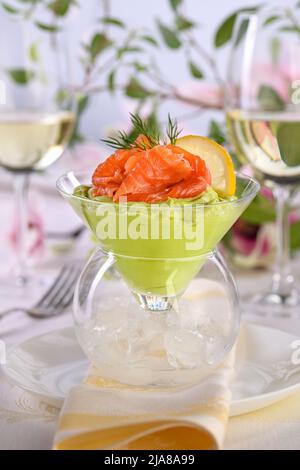 Le goût est une combinaison de pulpe d'avocat avec une texture délicate de crème de fromage doux et de saumon, avec l'ajout d'aneth et une tranche de citron. Service Banque D'Images